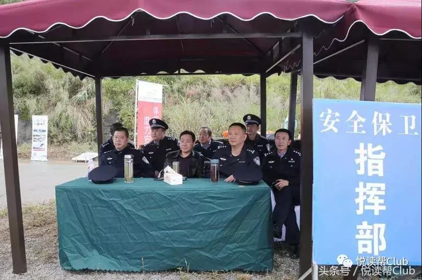 老外挑战贵州坝陵河大桥蹦极,老外在峡谷跳伞