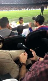 不爱巴萨爱尤文？蒂亚戈观战时临摹尤文队徽，梅西看后微笑点头