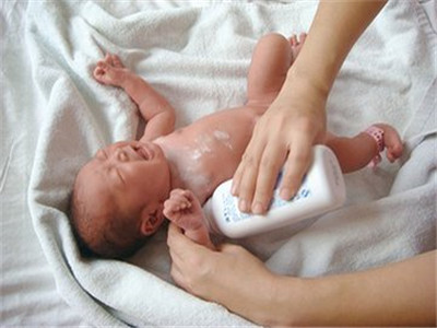 女宝宝护理爽身粉,女宝宝的家长关注要慎用爽身粉