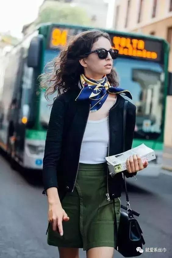 丝巾女人味十足,女士小丝巾气质打法