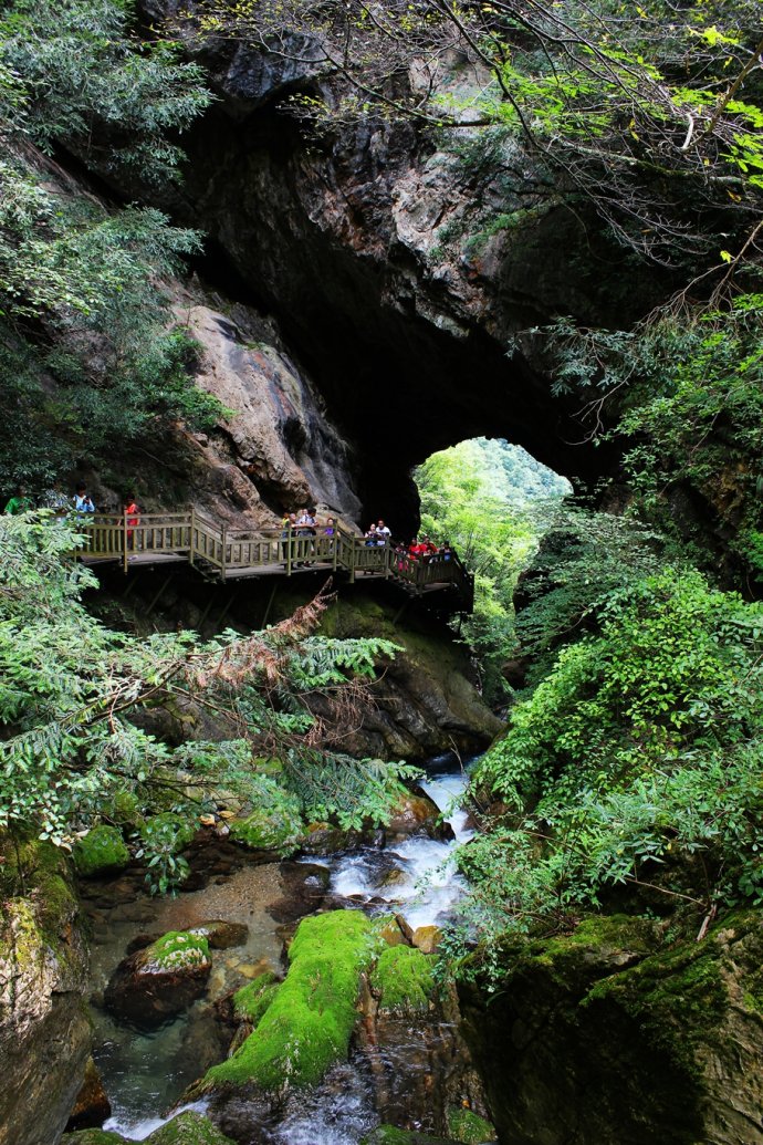 天生桥自然成形的石桥,天生桥喀斯特