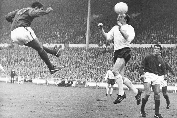 足球鞋耐克跟阿迪达斯哪个更好,足球鞋为什么发展成有钉的了