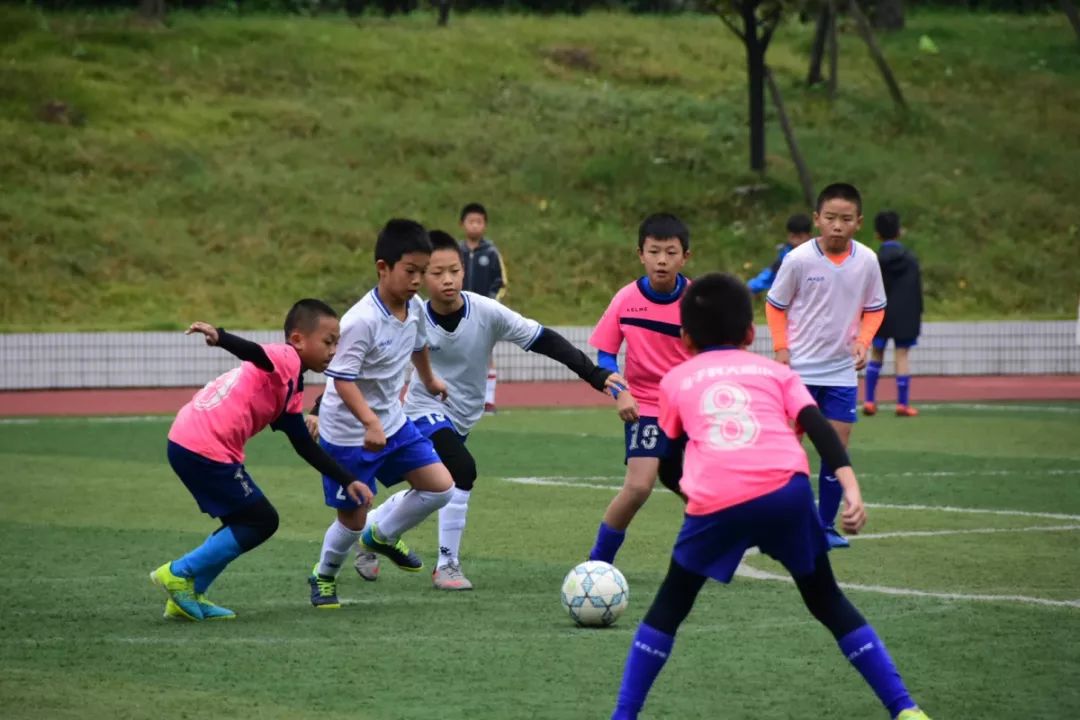 成华这群娃娃zua足球真的好幸福哟~