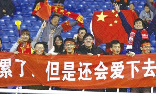 围殴裁判现场视频,足球因为不公平而暴打裁判