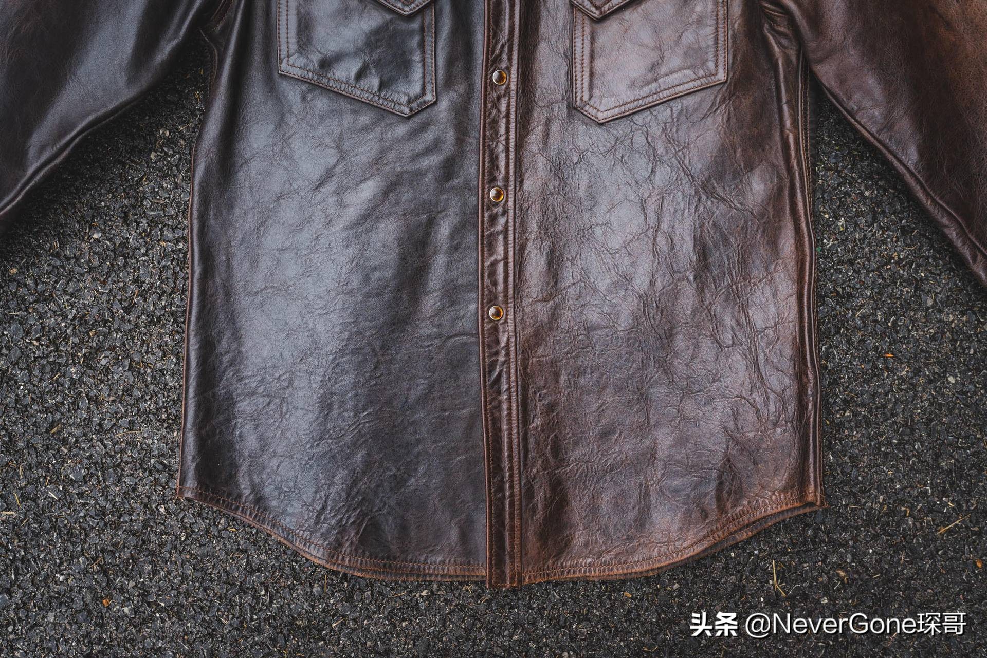 一件美特斯邦威衬衫,一件橘色衬衣