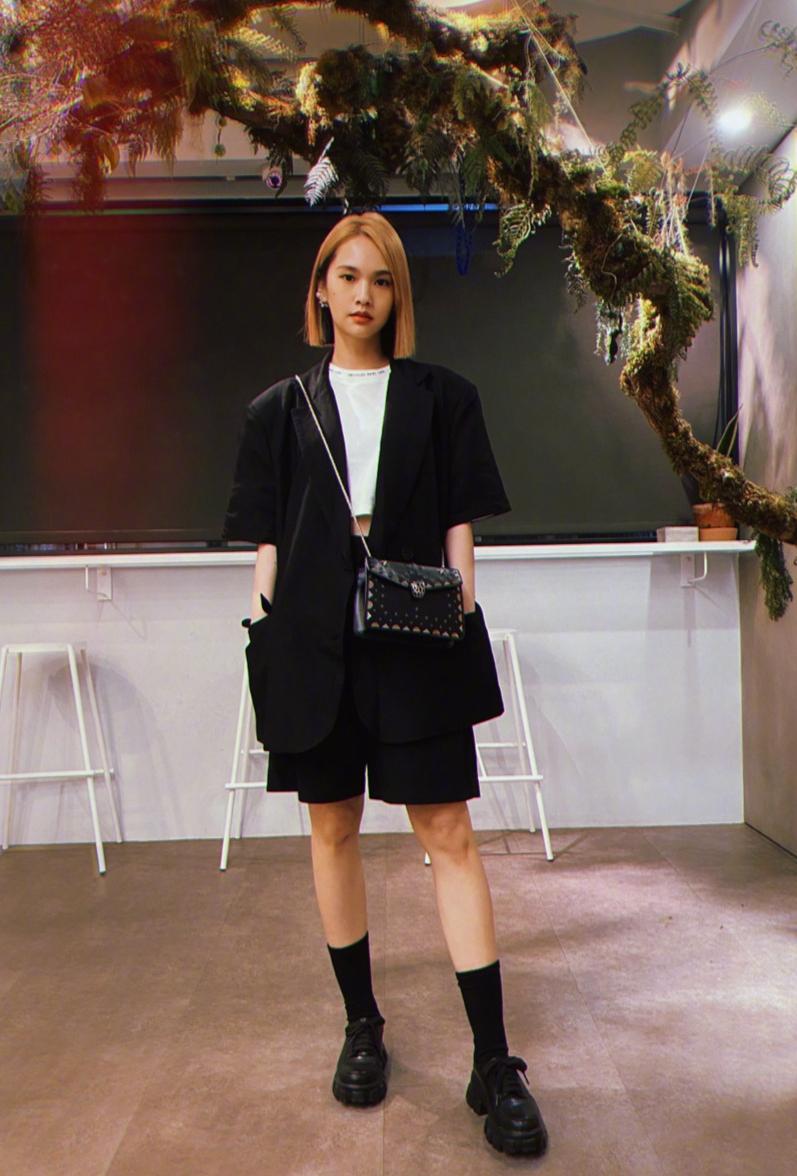 杨丞琳甜酷风穿搭,杨丞琳牛仔外套穿搭