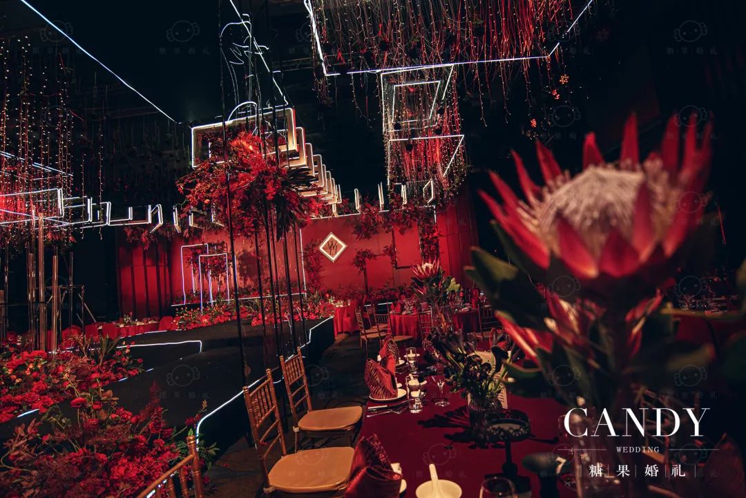 整场婚礼都是静谧深沉的红与黑在空间的碰撞，神秘而高级