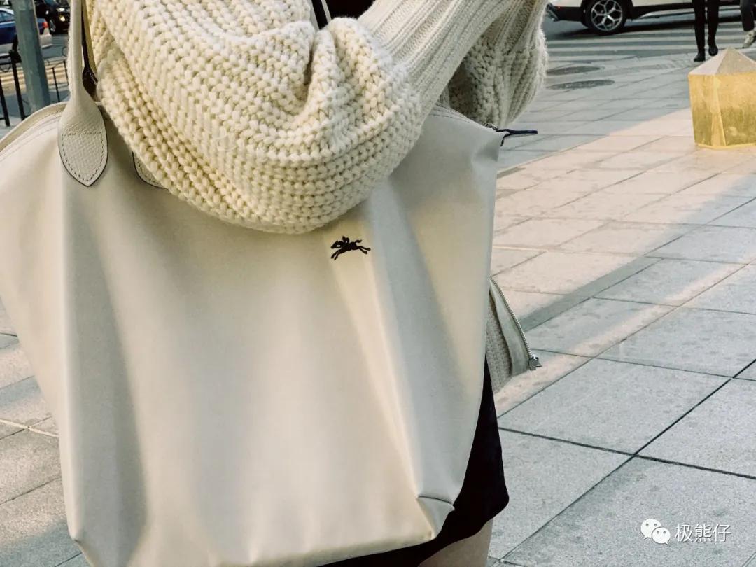 时髦精都在背的圆筒包,出门玩都背哪款包