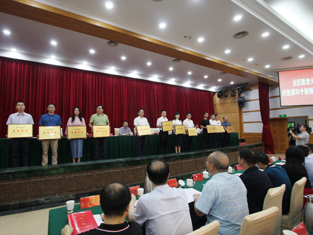 教师节：达川中学满载鲜花和掌声