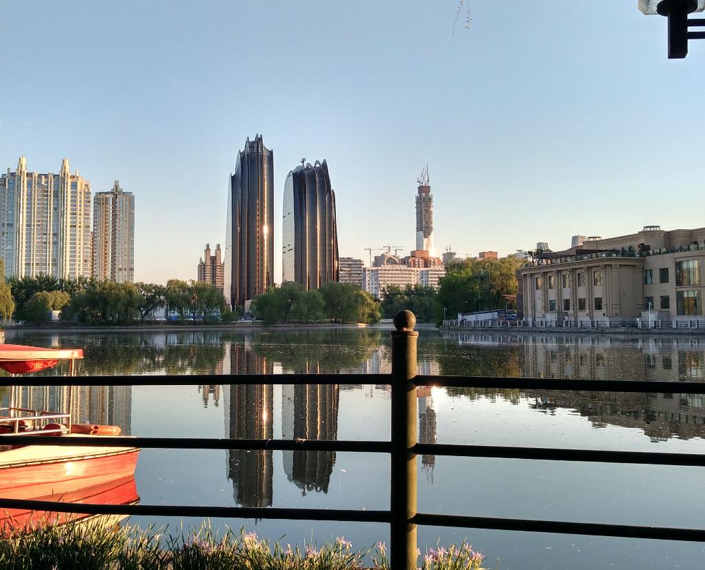 北京朝阳公园，北京四环以里最大的公园，有多种游乐项目