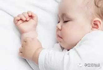 新生儿什么样的睡姿比较好,新生儿正确的睡姿是什么姿势图片