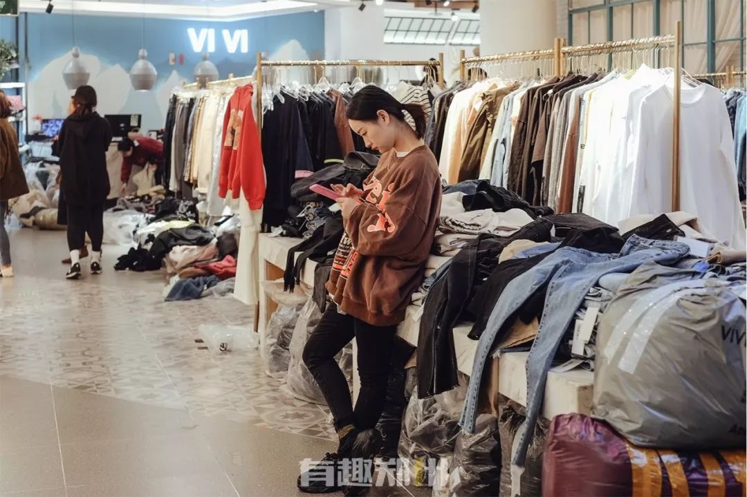 郑州银基商贸城，时尚和繁华背后，多的是你不知道的辛苦和繁忙