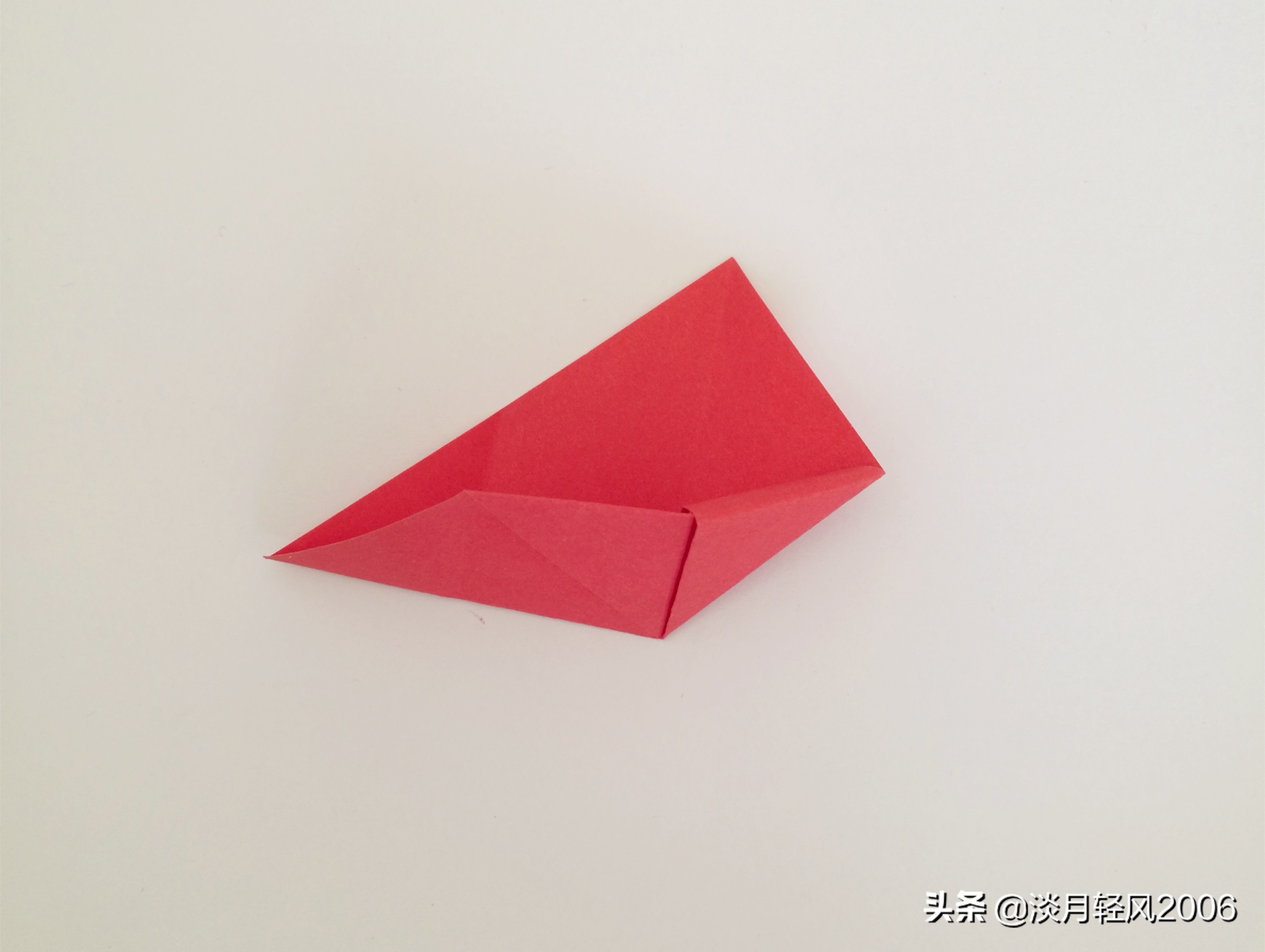 正方形星空卡纸爱心卷轴折法,简单有趣的卡纸折心