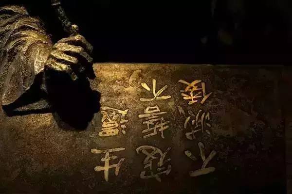 嫌工资低辞职光脚坐在火车站,成都市副市长辞职