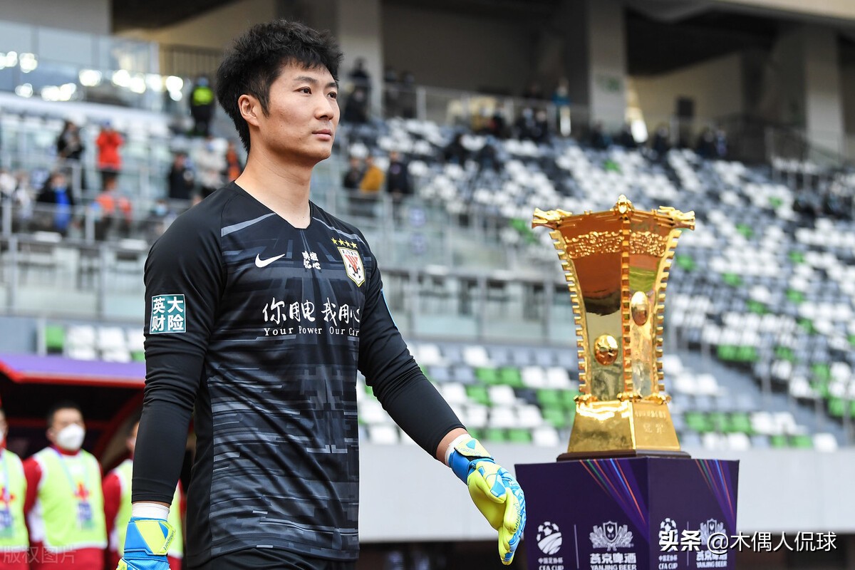 王大雷坐替补席为何被红牌罚下，原因何在？不满裁判或是表象