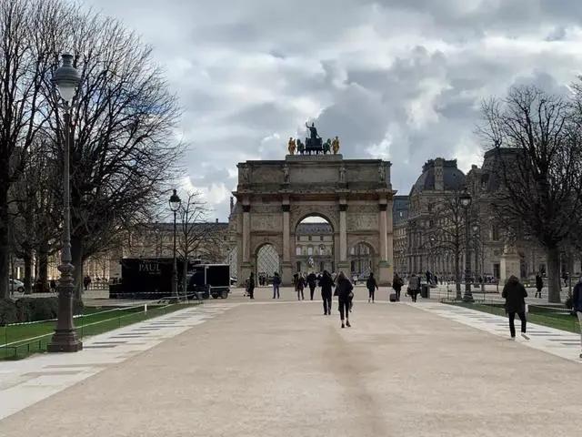 龙虾没人吃、LV没人买……中国人再不出门，各国旅游业都要垮了