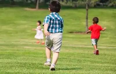 小孩踢足球长不高是真的吗,孩子踢足球踢不好就发脾气