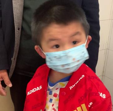 小孩衣服缝按扣方法,孩子脱裤子导致了胯关节脱位