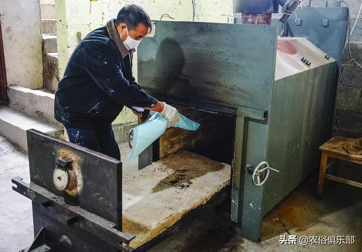 老人去世土葬可以佩戴黄金吗,老人死后可以戴黄金首饰土葬吗