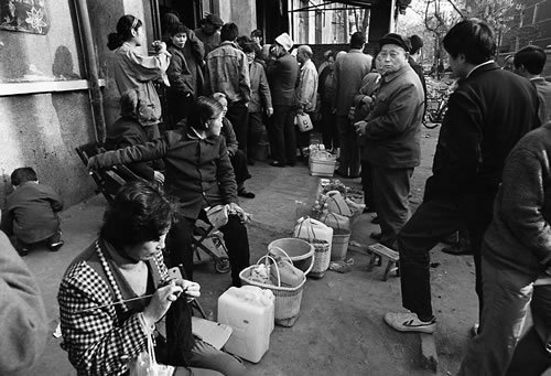 线下排队购买奢侈品,线下排队抢票