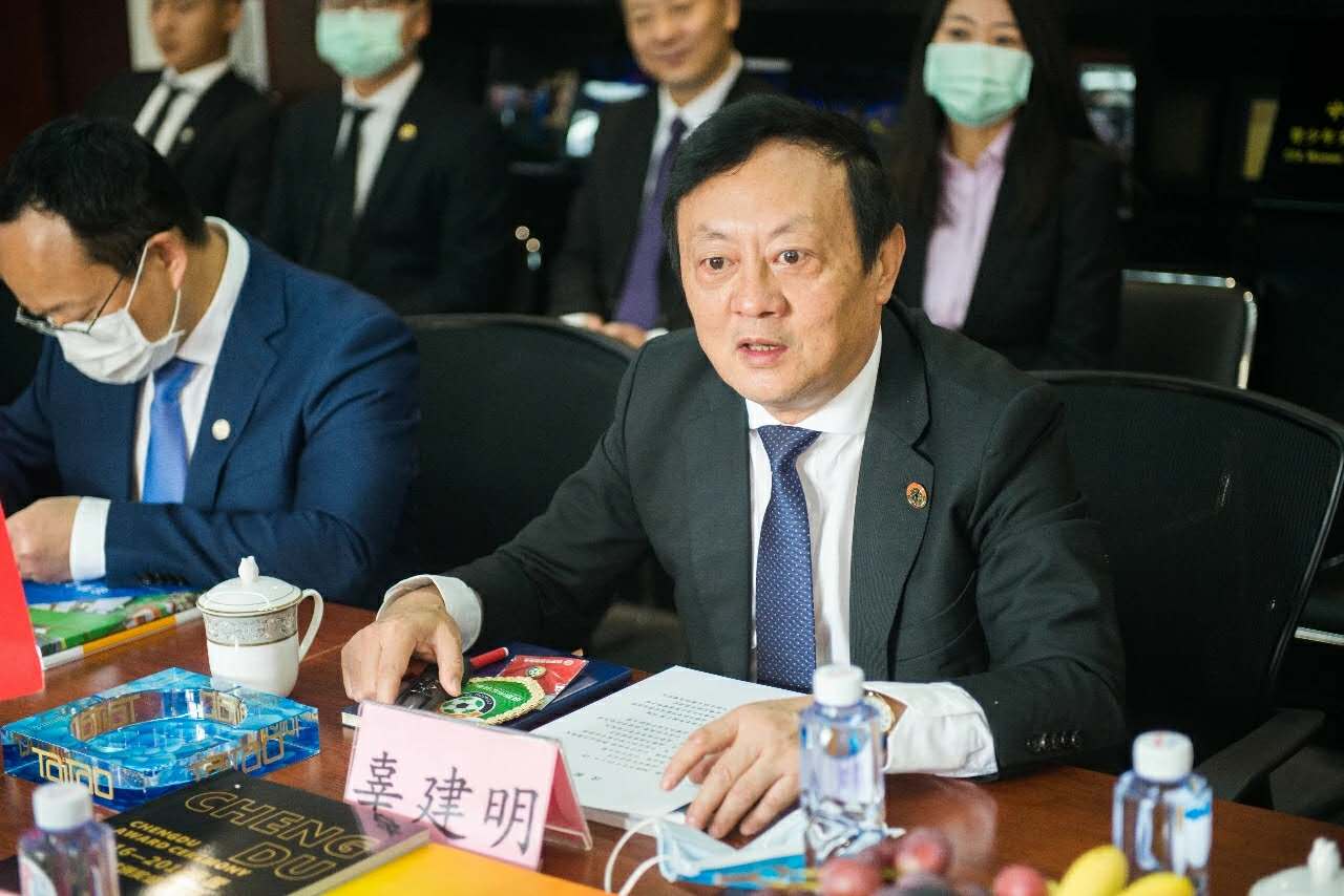足协主席带头违规！陈戌源视察开会当众吸烟，让人想起于汉超