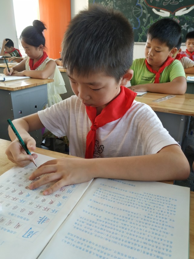 小学生工整的练字作业,小学生练字400字