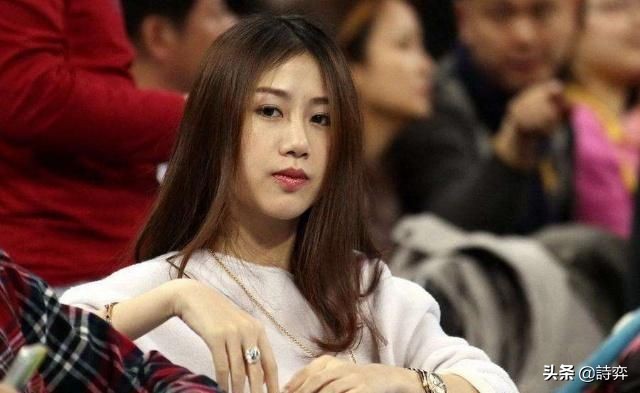 易建联和老婆荆灵出席活动,易建联的妻子荆灵是哪国人