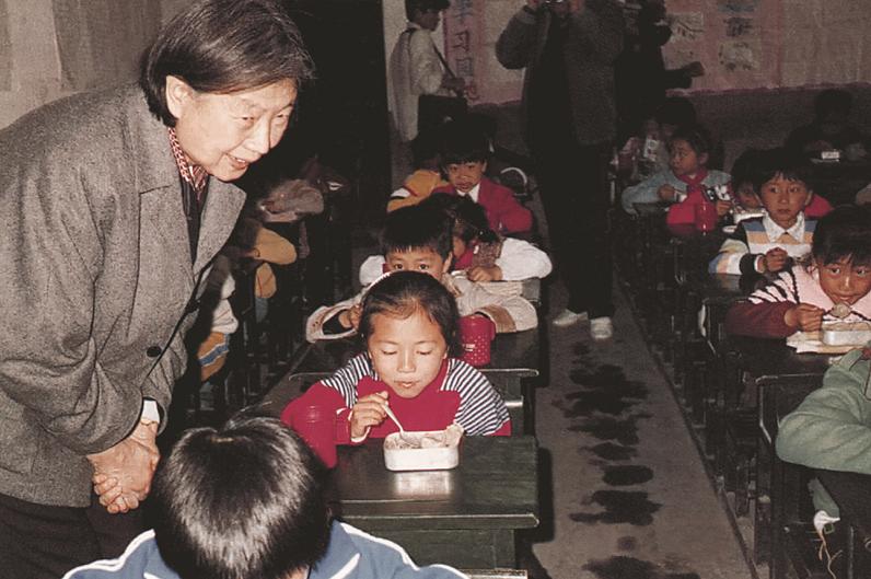 她出生教育世家，其父、兄、夫、子均是名人，*小平邓**曾为其姻缘作诗