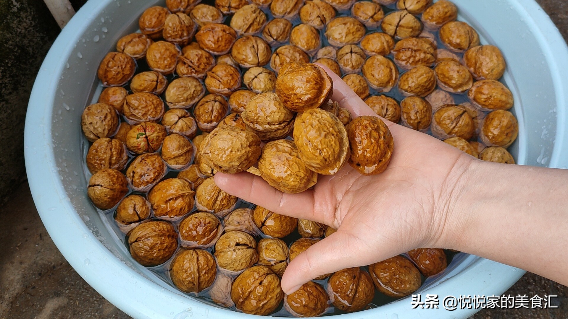 怎样才能正确的剥核桃里面的果肉,怎么徒手剥一个完整的核桃