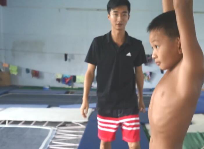 全红婵获赠20万现金教练有奖金吗,全红婵给队友发零食