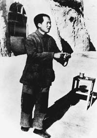 毛主席工作有多拼?写《论持久战》奋战9昼夜,鞋子着火没发觉