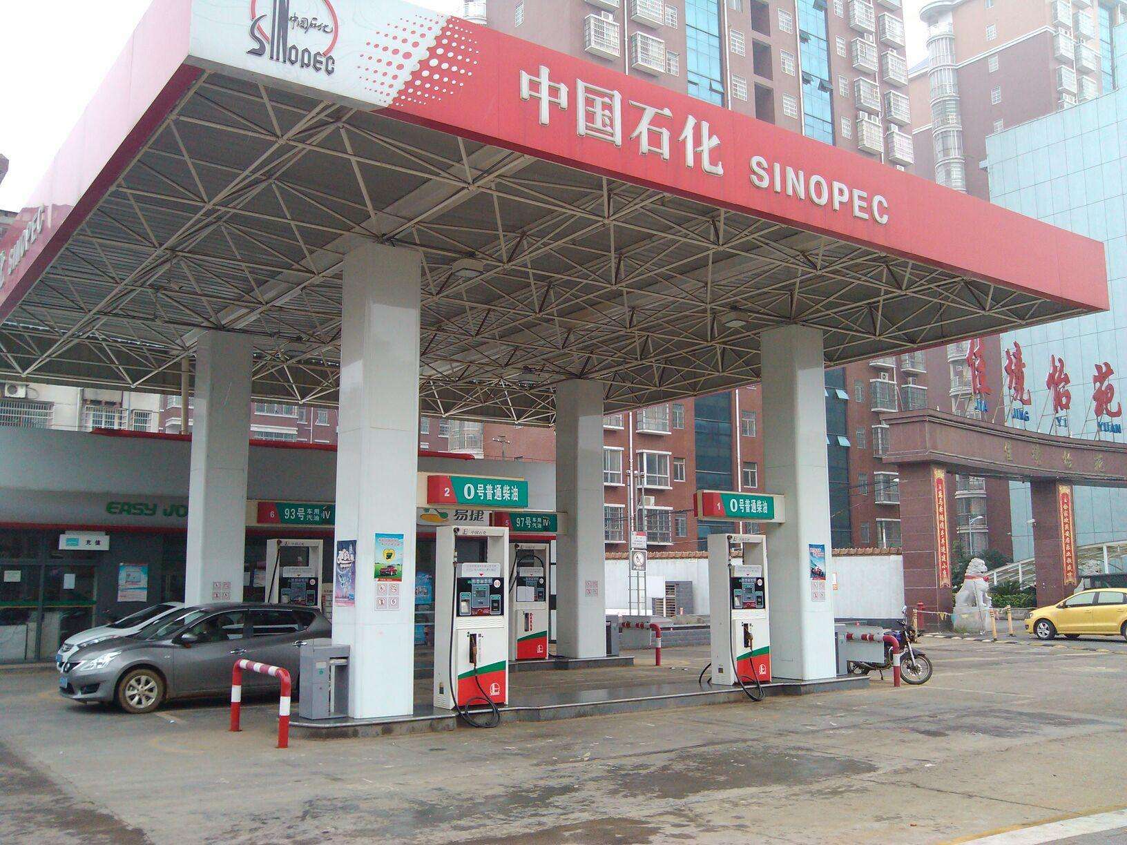 开车去加油站加油时需要关注什么,车进入加油站要关注什么