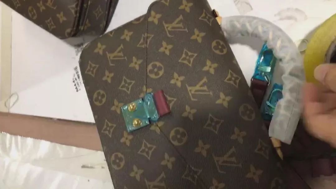 成本不过几百元的包卖到多少钱,国外的名牌包是真的吗