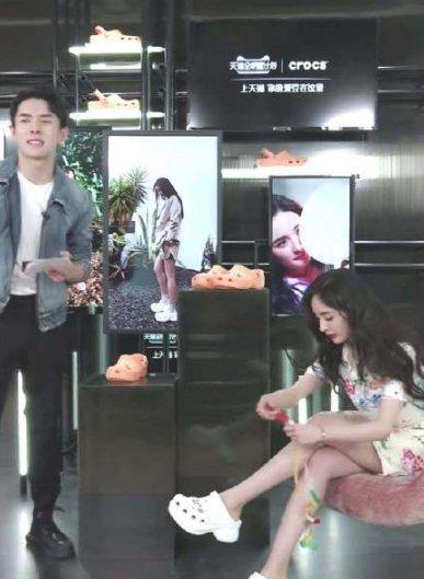 杨幂测量脚踝，17