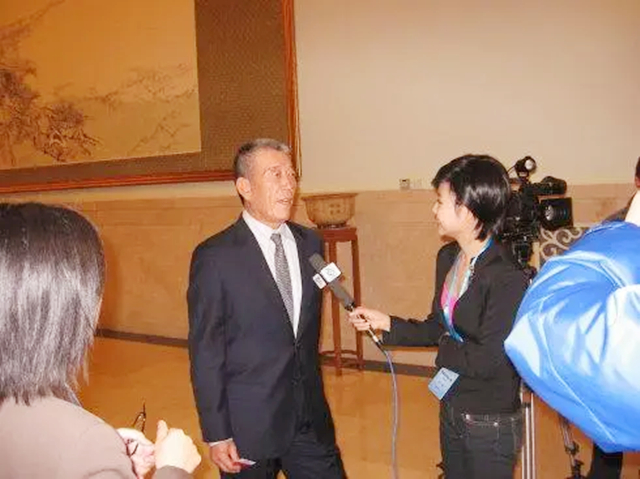 *震王**之子王军：跨行从商、不计得失建鸟巢，退休后大胆投资*疆新**