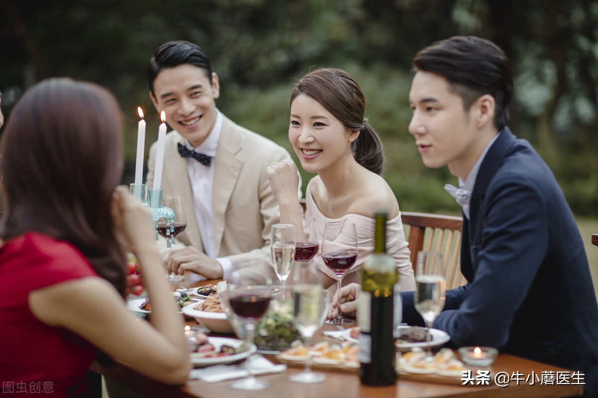 喝酒只能喝2两正常吗,天天喝酒和一次喝多哪个伤害大