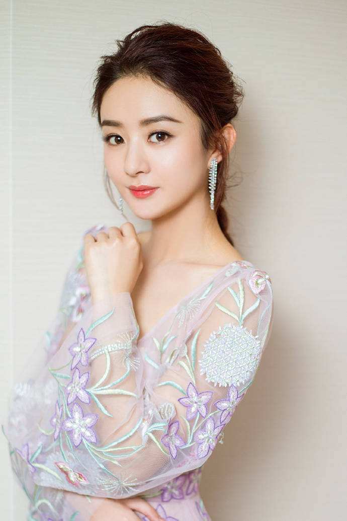 可爱女神也换造型？赵丽颖性感写真带给你不一样的凉爽气息