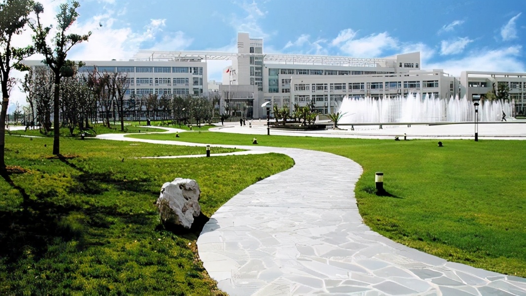 这所工业大学位于魔都，虽然名字中带第二，但却深受考生家长喜爱