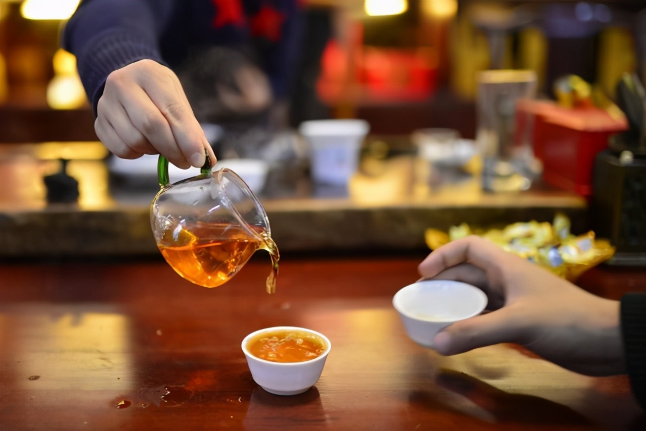 空腹喝茶伤害胃,空腹喝茶的危害头晕心慌