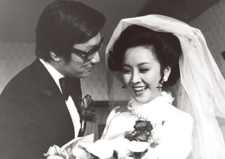 狄波拉潇洒情史，为谢贤甩美国富豪，离婚后嫁小11岁男人收获爱情