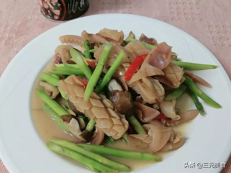 芦笋炒鱿鱼正宗做法,肉炒芹菜洋葱木耳的做法