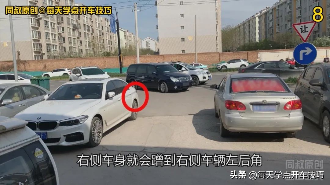 窄路拐弯怎么看车头与障碍物,新手驾车窄路怎么判断两侧障碍物