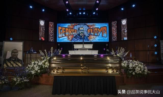 遇害黑人首场追悼会，警长单膝下跪迎接灵柩，市长扶棺痛哭