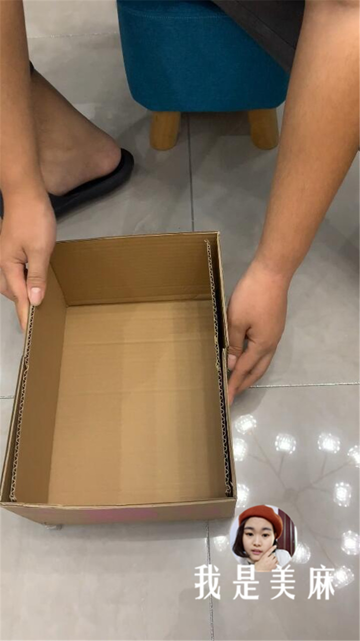 爸爸用快递纸箱做个大公鸡，孩子不停地跳来跳去，就像下蛋一样