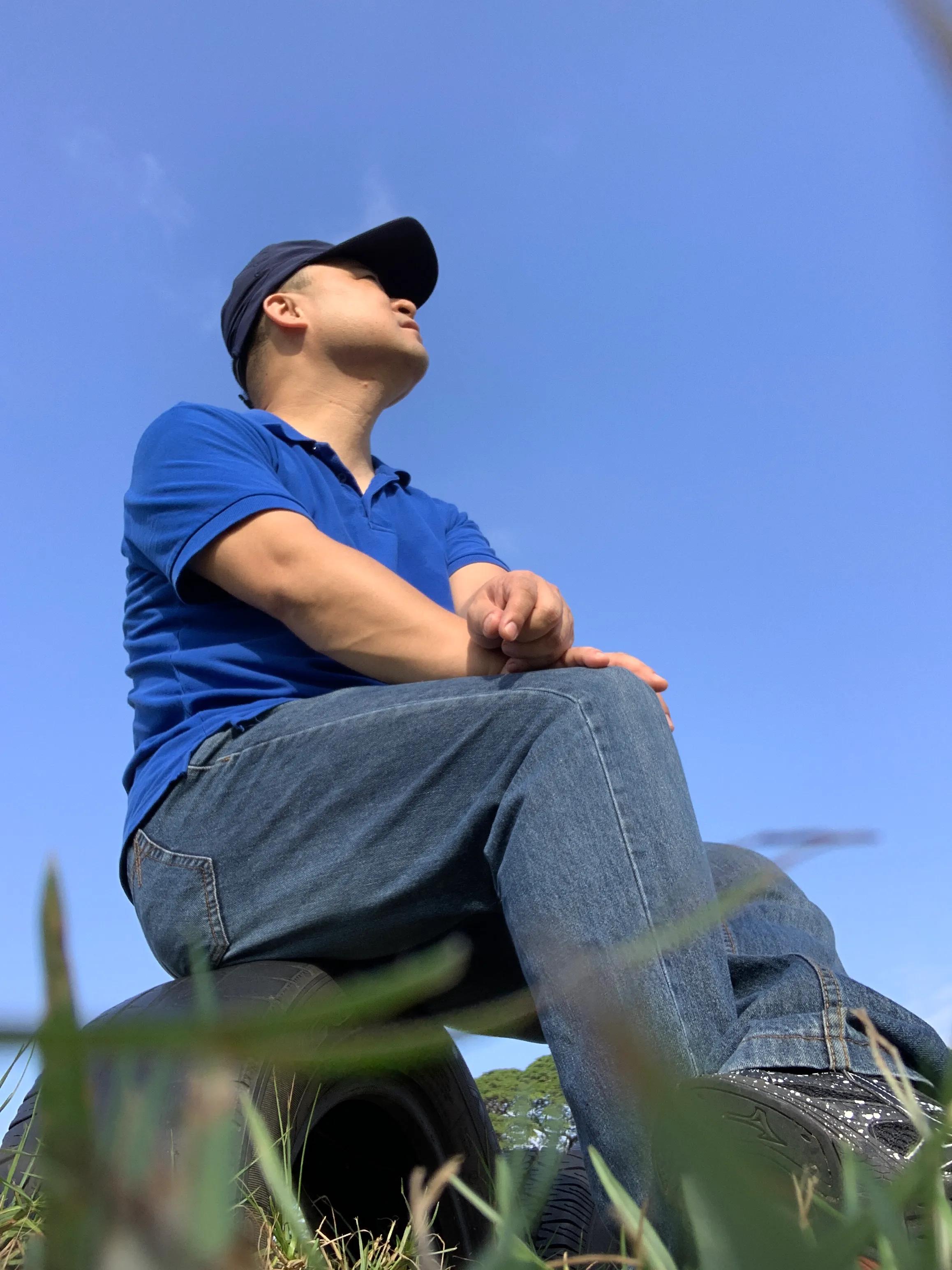 在非洲桑给巴尔为青光眼患者做手术