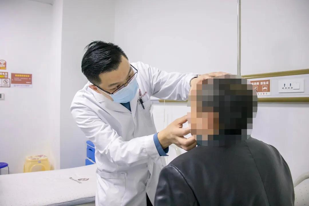 甲亢引起乳房下垂,男性甲亢会引起乳房胀痛吗