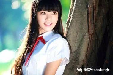 中等直发半披发型减龄俏皮,直发怎么扎显得俏皮可爱