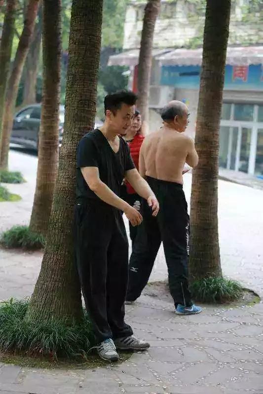 女子把果汁倒进输液瓶,水果榨汁注射静脉