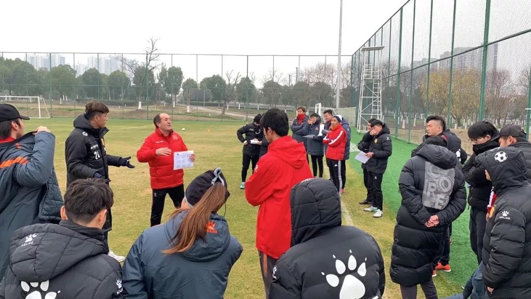 冲上中乙，是上海这家业余足球俱乐部成立十周年的最好礼物