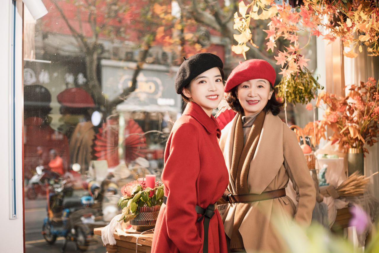 上了岁数的女人，冬天穿衣要有讲究，帽子+呢大衣，时髦又显气质